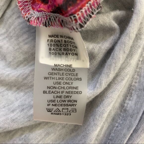 Two by Vince Camuto 1x boho magenta mixed media top - Picture 6 of 8